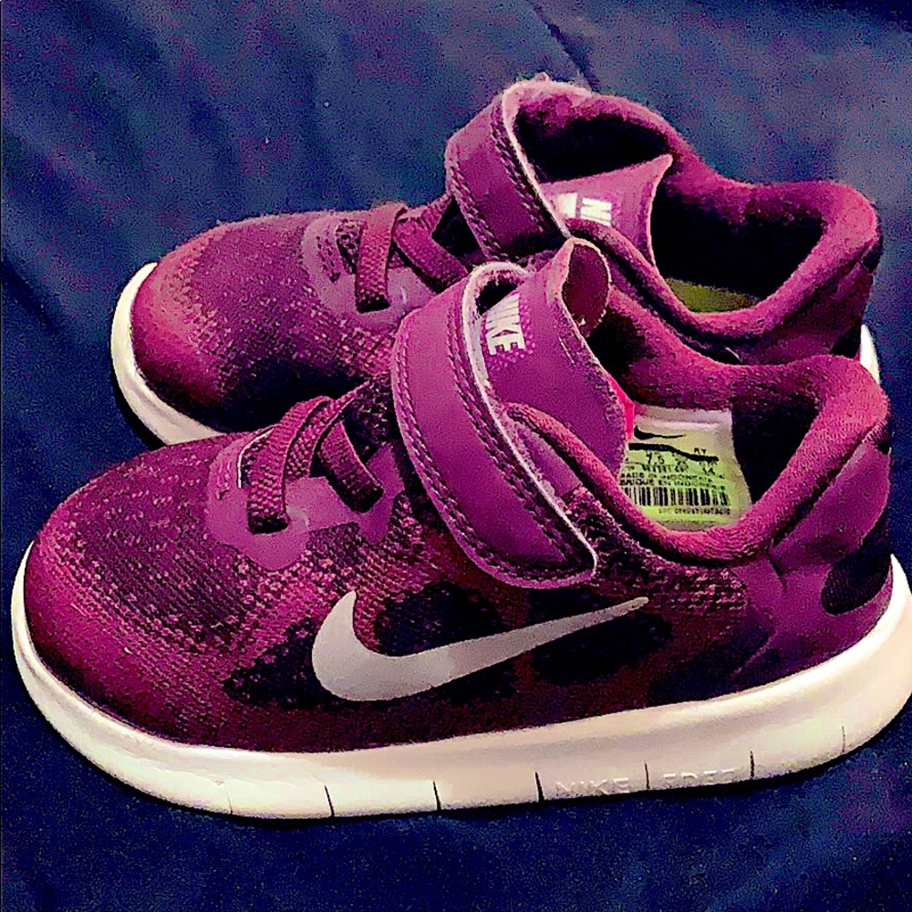 Nike girl purple stretch Velcro easy slip on shoes
